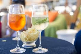 Aperitif Spritz mit Orangenscheibe und Eis