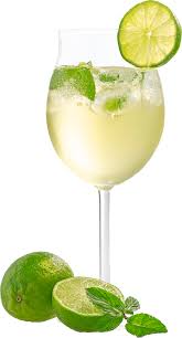 Fruchtiger roter Cocktail mit Limette und Eis
