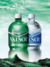 Mineralwasser mit Glas und Perlen